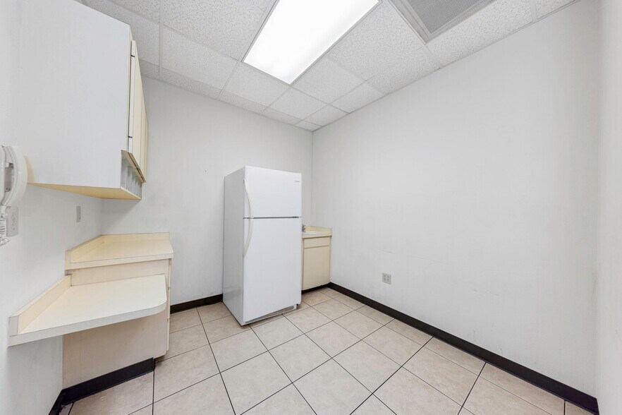 More Photos Of 655 N Indiana Ave, Englewood Medical For Sale