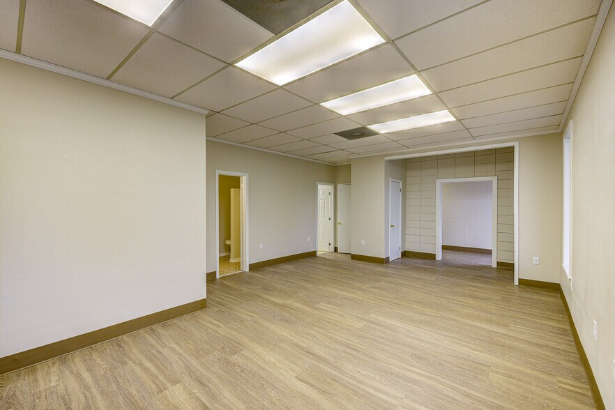 More Photos Of 6889 Paxton Rd, Vicksburg Office For Sale