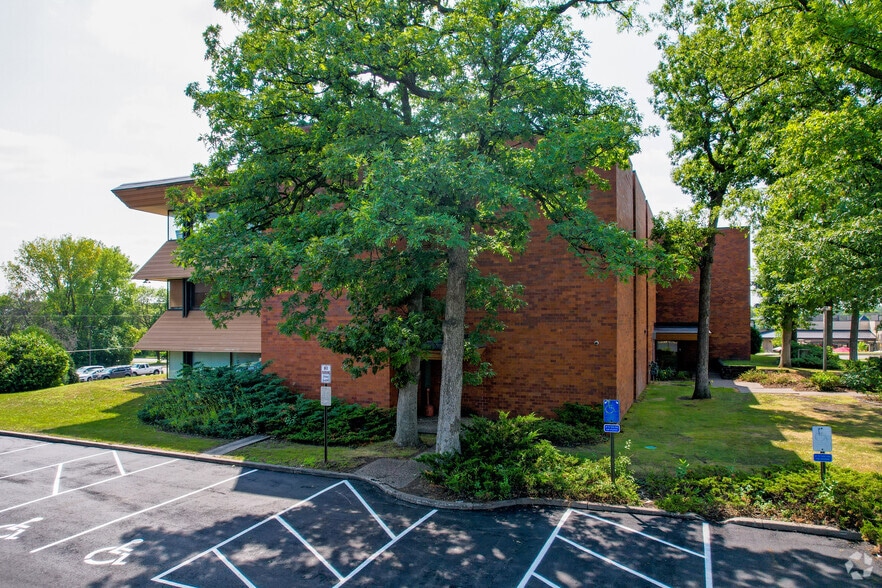 More Photos Of 3550 Lexington Ave N, Shoreview Medical For Lease