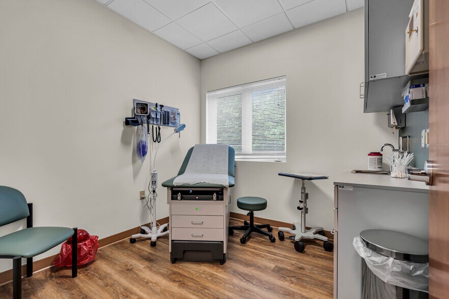 More Photos Of 500 Park Ave, Manalapan Township Medical For Lease