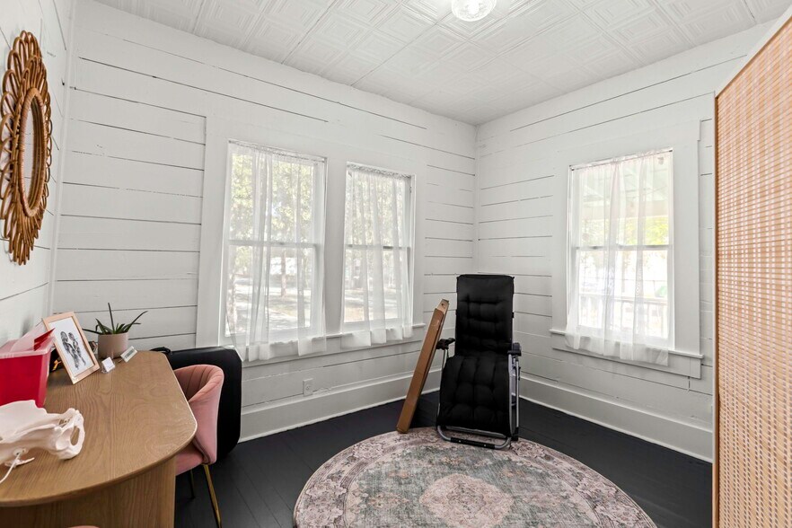 More Photos Of 322 S Main St, Boerne General Retail For Sale