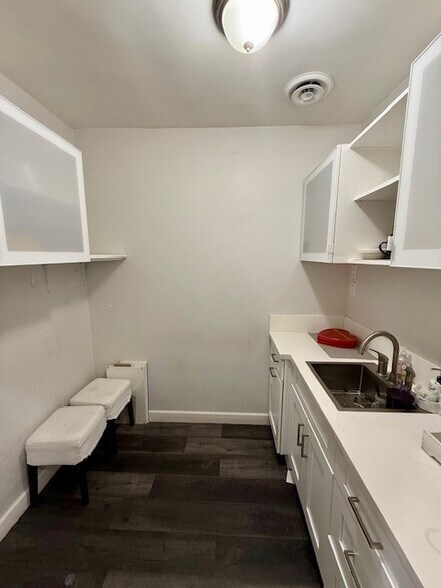 More Photos Of 10730 Riverside Dr, Toluca Lake Medical For Sale