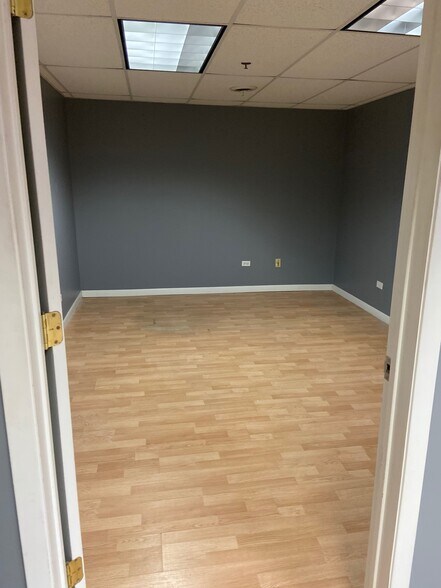 More Photos Of 189 Poplar Pl, North Aurora Warehouse For Lease