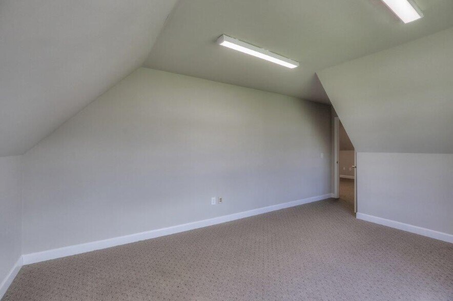 More Photos Of 1404 N Main St, Shelbyville Office Residential For Lease