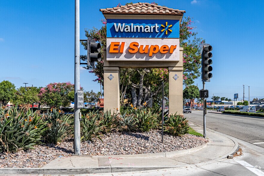 More Photos Of 14525 Lakewood Blvd, Paramount Storefront Retail Office For Sale