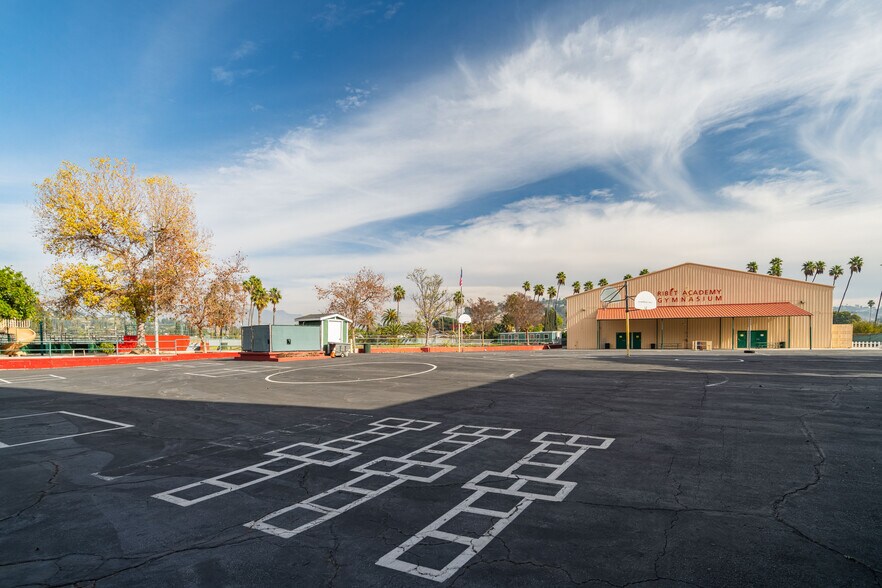 More Photos Of 2911 N San Fernando Rd, Los Angeles Schools For Lease