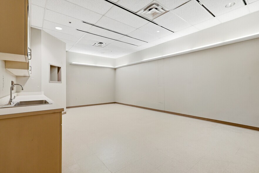 More Photos Of 2400 Trawood Dr, El Paso Medical For Lease