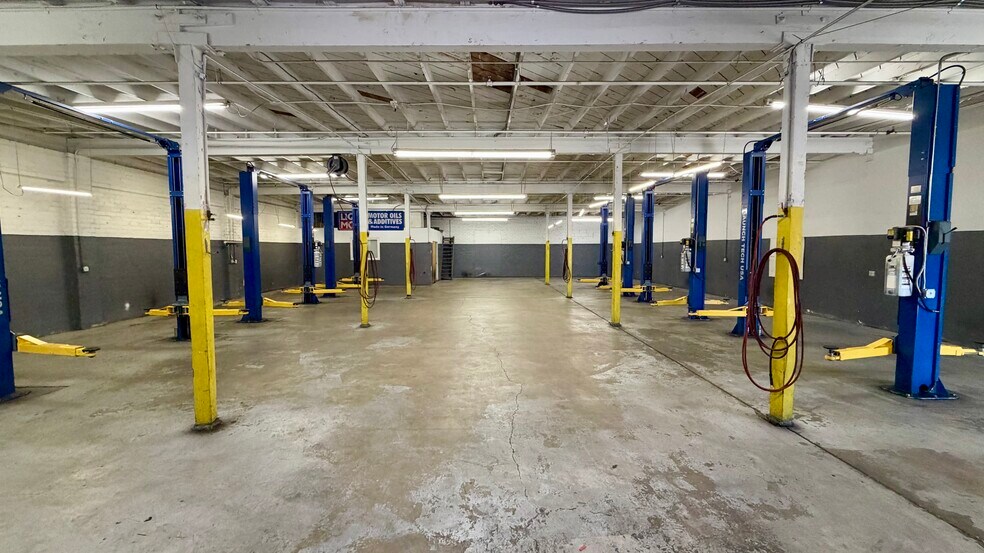 More Photos Of 14850 Calvert St, Van Nuys Service For Lease