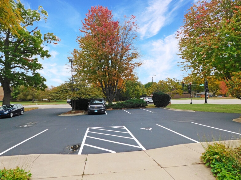 More Photos Of 3400 N Rockton Ave, Rockford Office For Lease