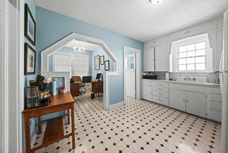 More Photos Of 209 S Main St, Lindale Loft Creative Space For Sale