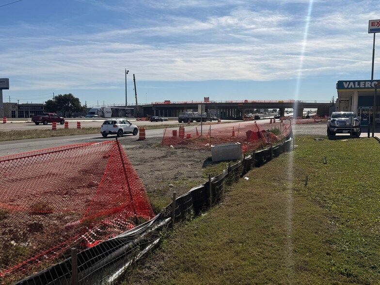 More Photos Of 505 N Interstate 35 Service Rd, Red Oak General Retail For Lease