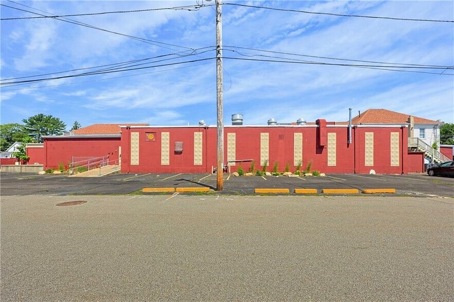 More Photos Of 955 W Shore Rd, Warwick Restaurant For Sale