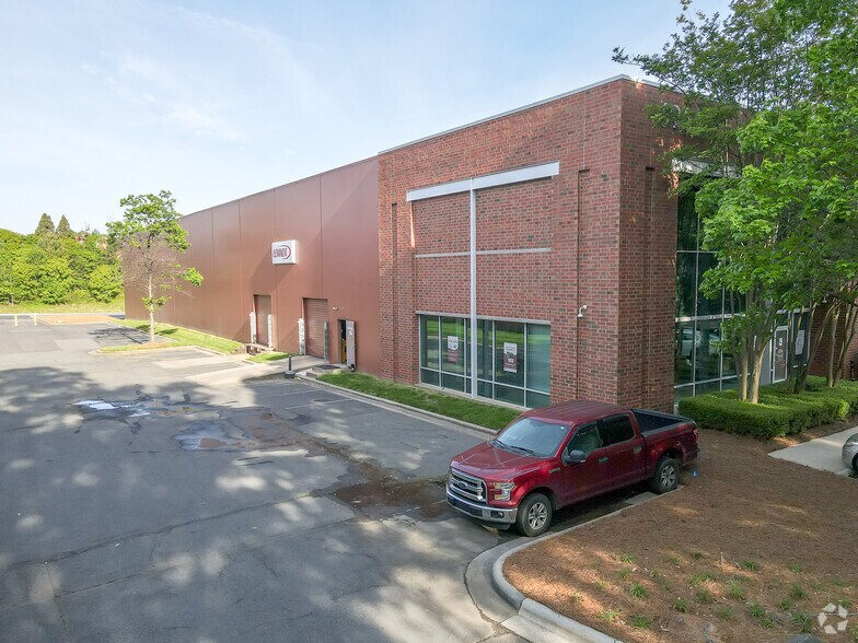 More Photos Of 6965 Northpark Blvd, Charlotte Warehouse For Lease