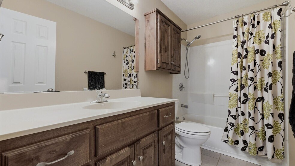 More Photos Of 2450 NW Lowenstein Dr, Lee's Summit Flex For Sale