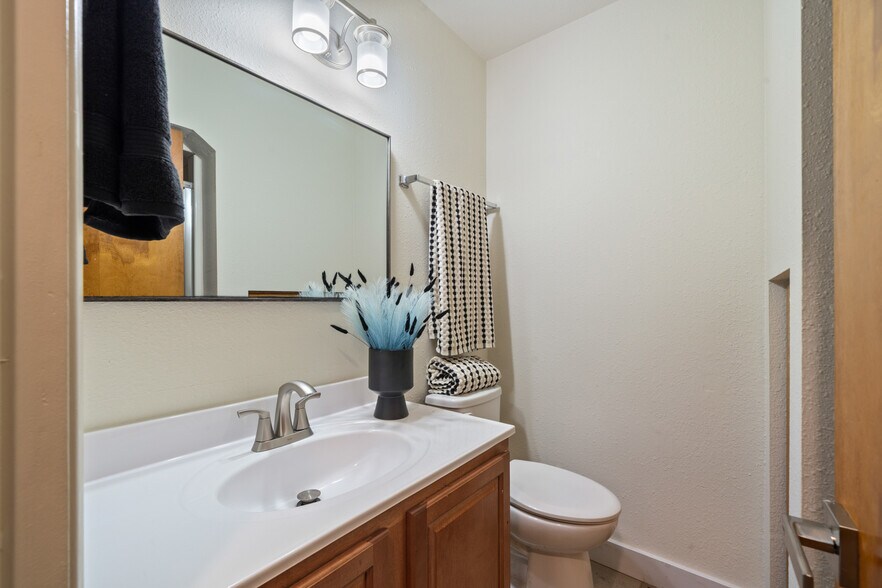 More Photos Of 1009-1011 Grove Ave, Tillamook Apartments For Sale