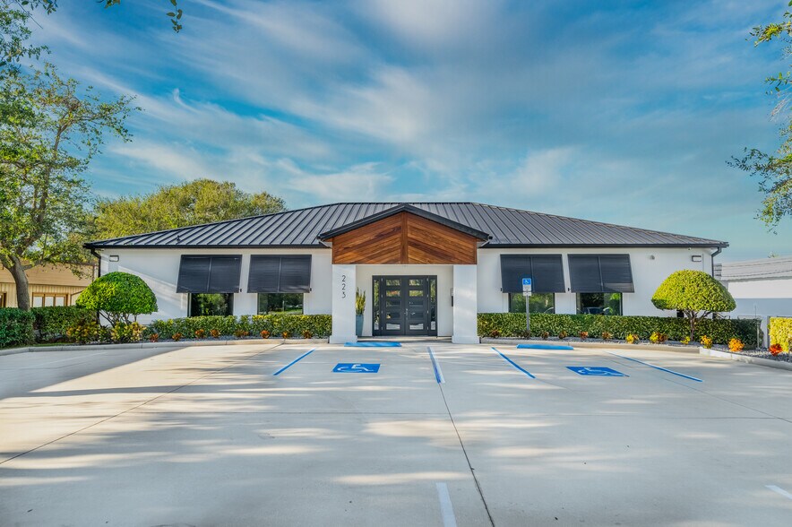 More Photos Of 223 N Causeway, New Smyrna Beach Medical For Sale