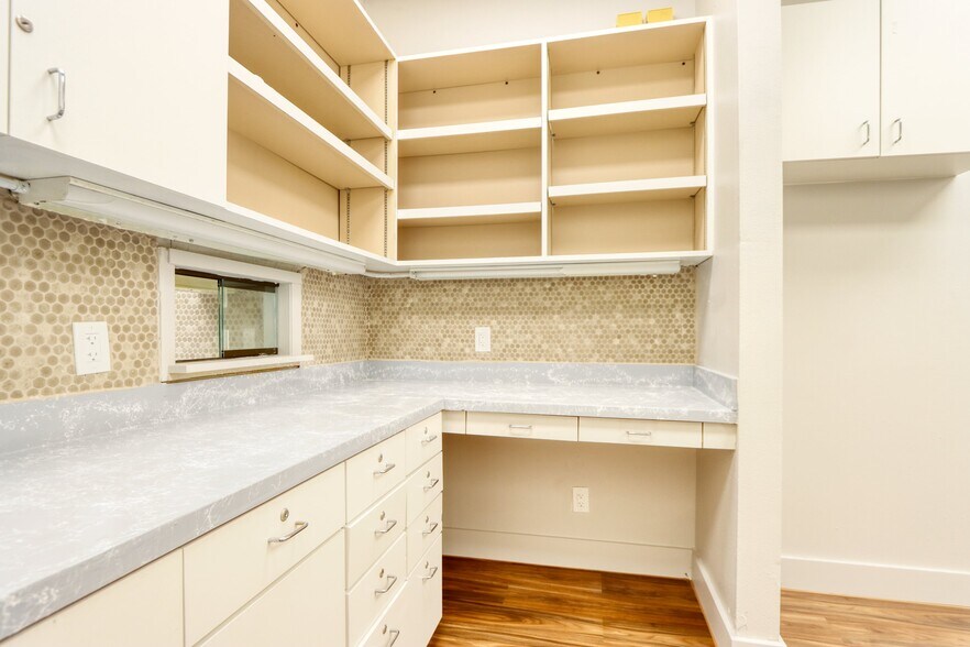 More Photos Of 1717 N Garrett Ave, Dallas Medical For Sale