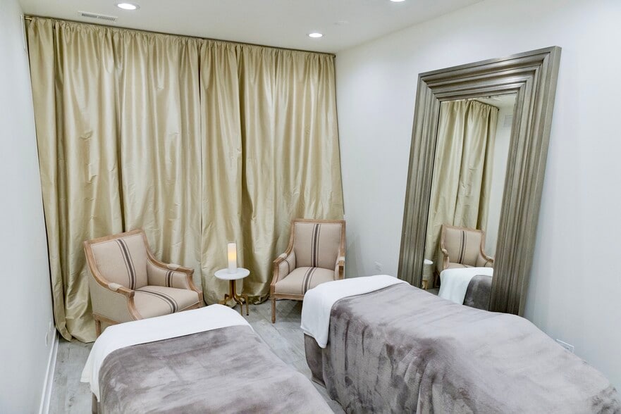 More Photos Of 22 E Elm St, Chicago Storefront Retail Office For Sale