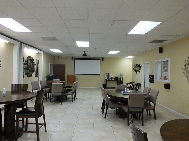 More Photos Of 44143-44147 20th St W, Lancaster Medical For Lease