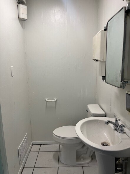 More Photos Of 5807 Ybarra Ct, El Paso Warehouse For Lease