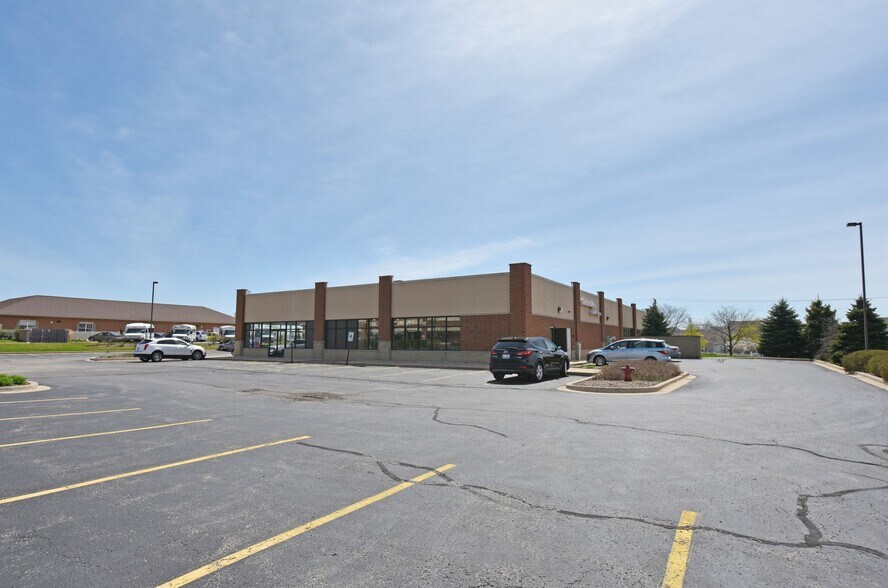 More Photos Of 1175 Oak St, North Aurora Storefront Retail Office For Lease