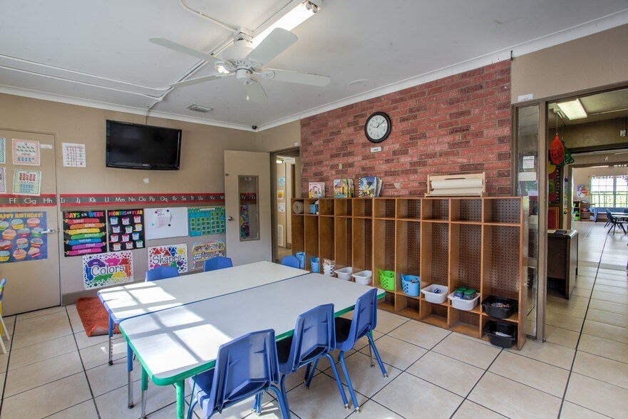 More Photos Of 2447 Raeford Rd, Orlando Daycare Center For Sale