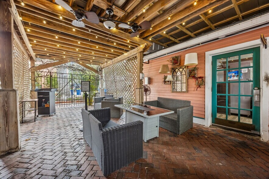 More Photos Of 218 Ash St, Fernandina Beach Freestanding For Sale