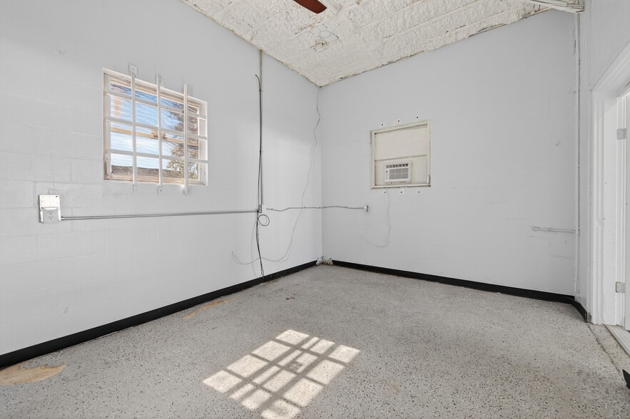 More Photos Of 517-519 W International Speedway Blvd, Daytona Beach Freestanding For Sale