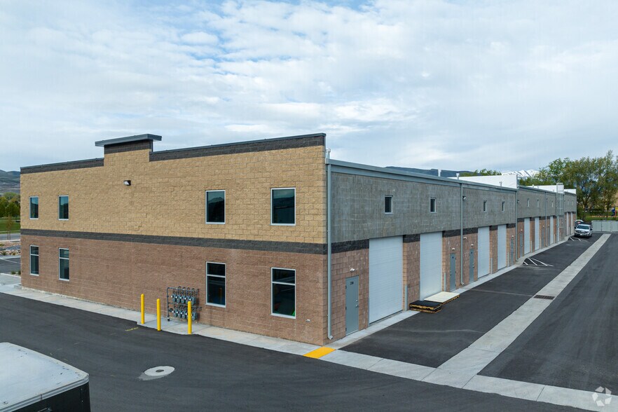 More Photos Of 2764-2808 W 14000 S, Bluffdale Showroom For Lease