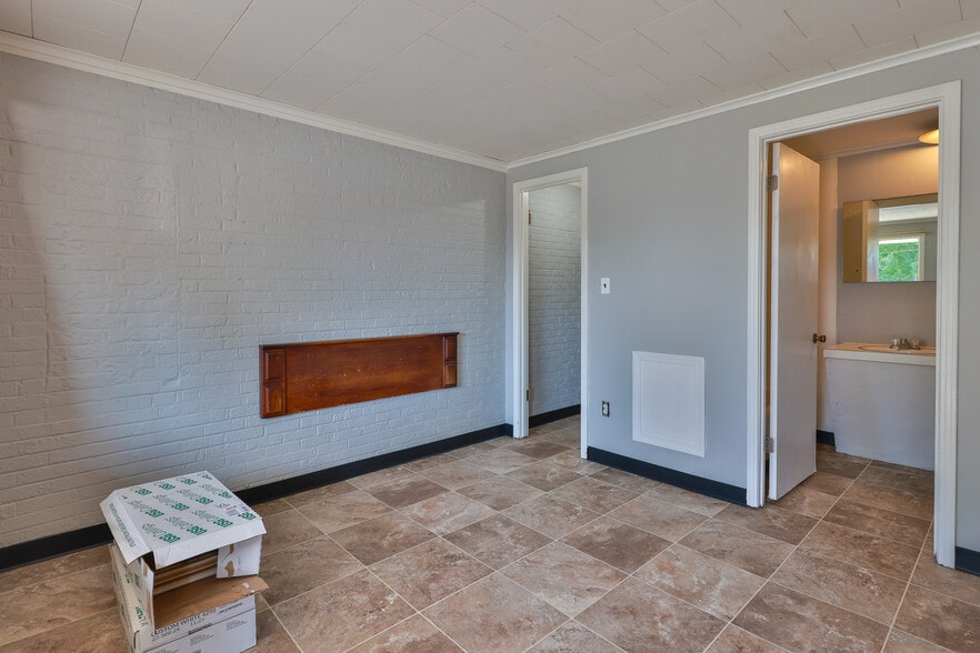 More Photos Of 551 Elm St, Martin Hotel For Sale