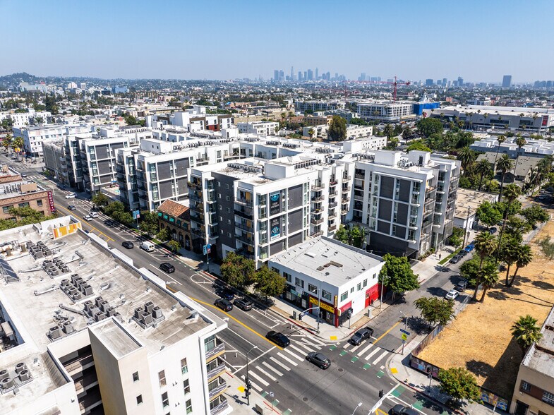 Primary Photo Of 5550 Hollywood Blvd, Los Angeles Apartments For Lease