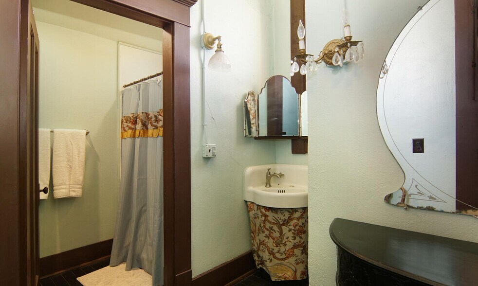 More Photos Of 124 Austin st, Comanche Bar For Sale