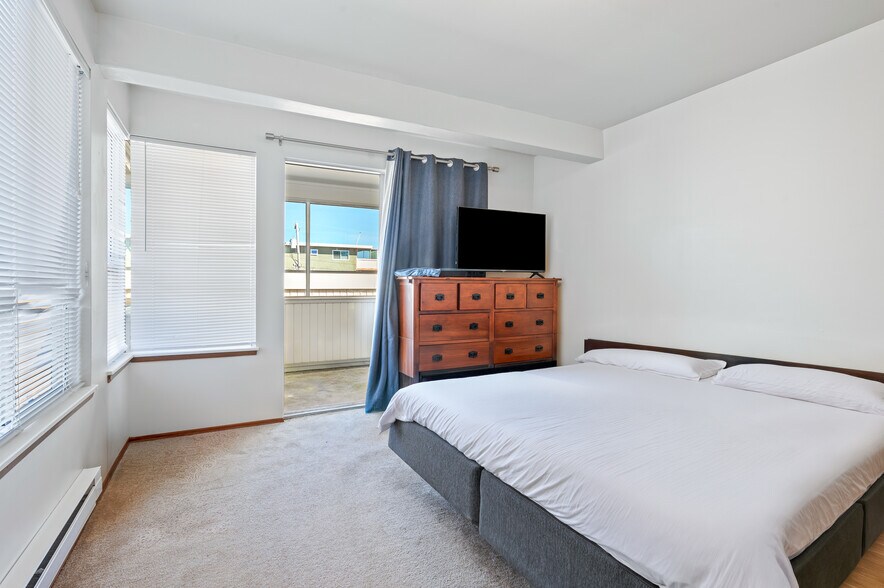 More Photos Of 318 3rd Ave S, Edmonds Apartments For Sale