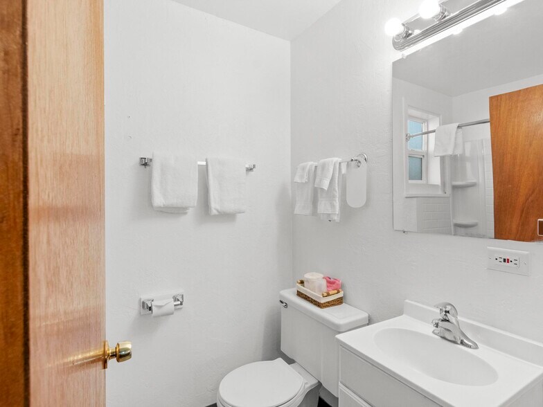 More Photos Of 475 W Main St, Escalante Hotel For Sale