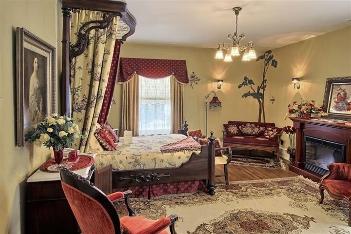 More Photos Of 230 Wellington St, Traverse City Hospitality For Sale