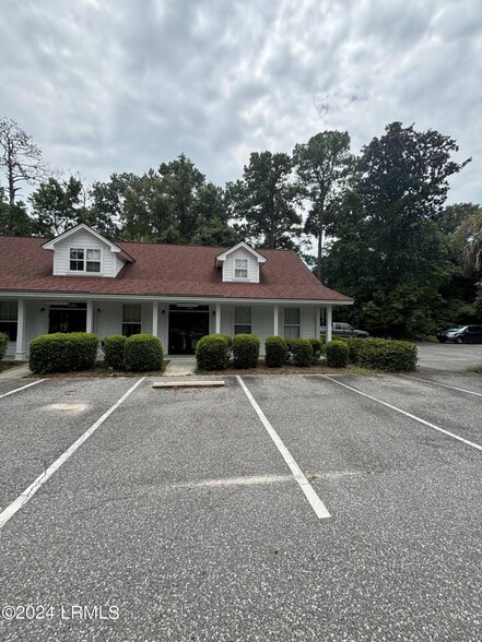 Primary Photo Of 12 Fairfield Rd, Beaufort Medical For Lease