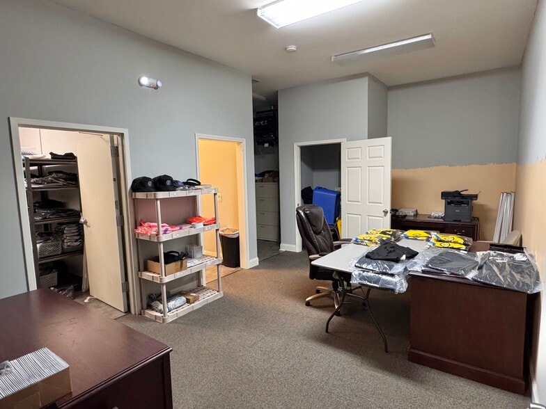 More Photos Of 4209 Oakwood Rd, Oakwood Office For Lease