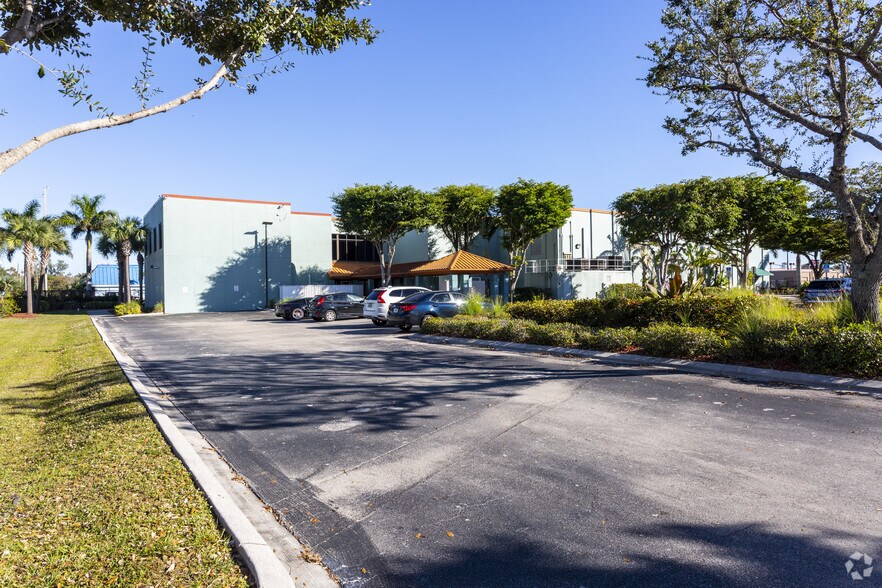 More Photos Of 3210 Cleveland Ave, Fort Myers Office For Sale