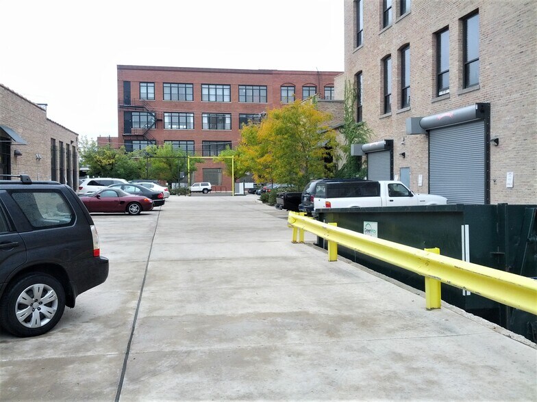 More Photos Of 1900 W Kinzie St, Chicago Light Distribution For Sale