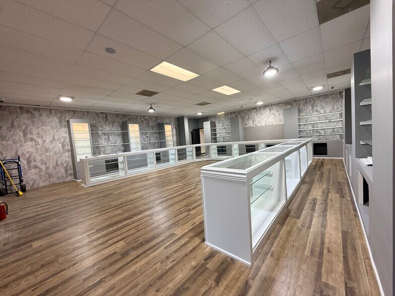 More Photos Of 28 Hawthorn Ln, Saint Marys Flex For Sale