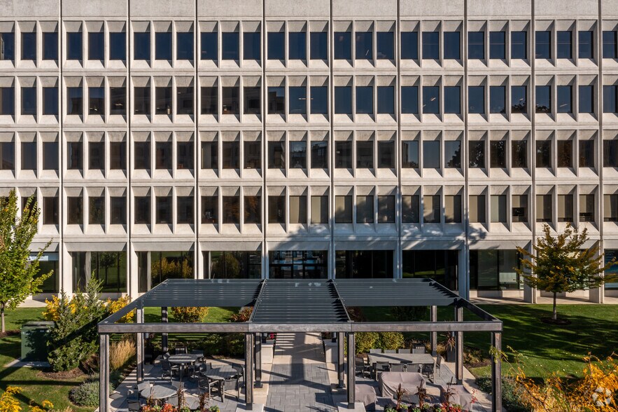 More Photos Of 1900 Spring Rd, Oak Brook Office For Lease