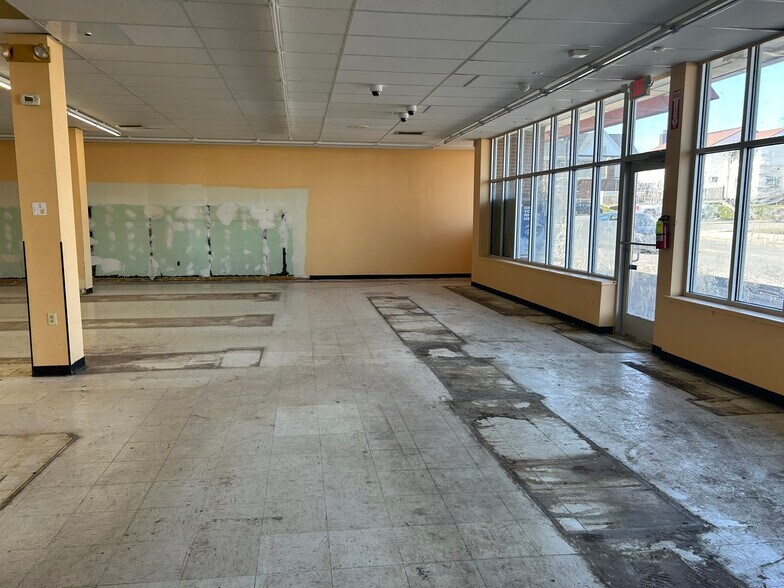 More Photos Of 1309 Pine Ave, Niagara Falls Freestanding For Lease