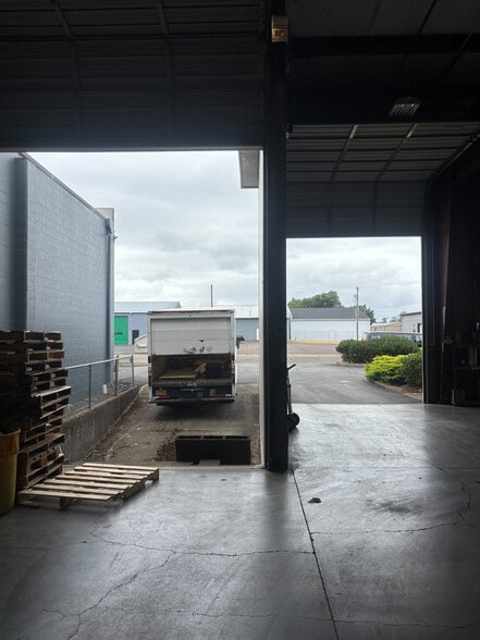 More Photos Of 1128 S Commercial Way SE, Albany Warehouse For Lease