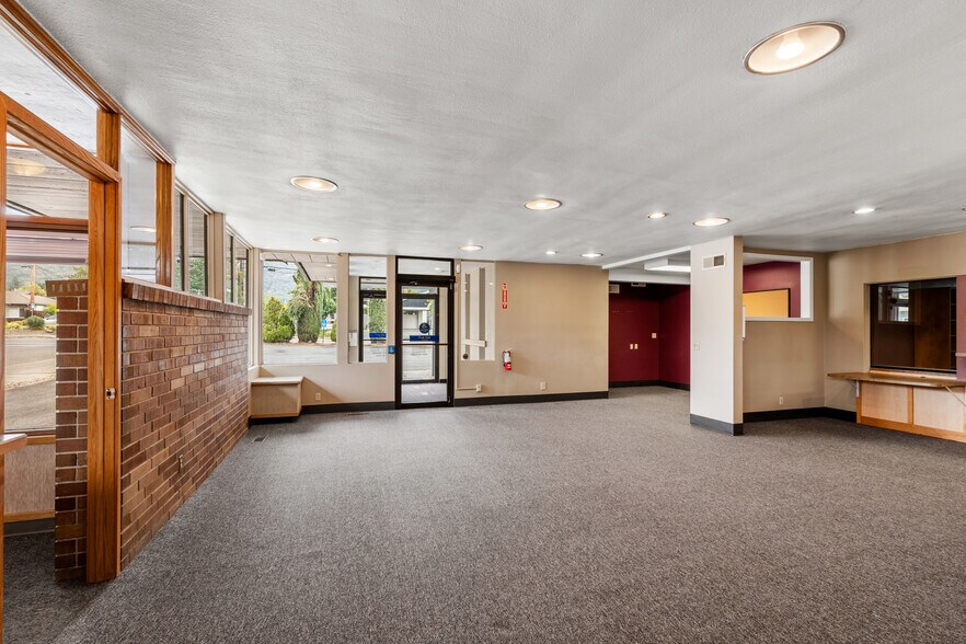 More Photos Of 125 NE Manzanita Ave, Grants Pass Medical For Sale