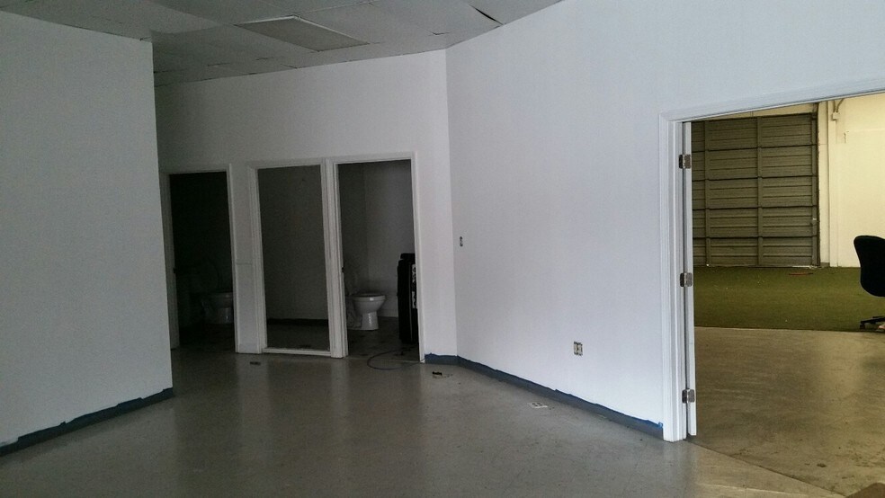 More Photos Of 1080 N Cobb Pky, Marietta Freestanding For Lease