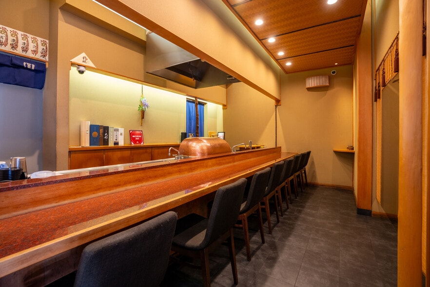 More Photos Of 9777 Santa Monica Blvd, Beverly Hills Storefront For Sale