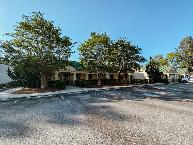 More Photos Of 670 SW Broad St, Southern Pines Office For Lease