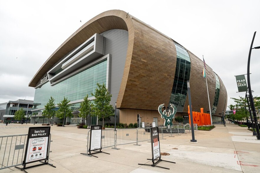 More Photos Of 144 E Juneau Ave, Milwaukee Storefront For Sale