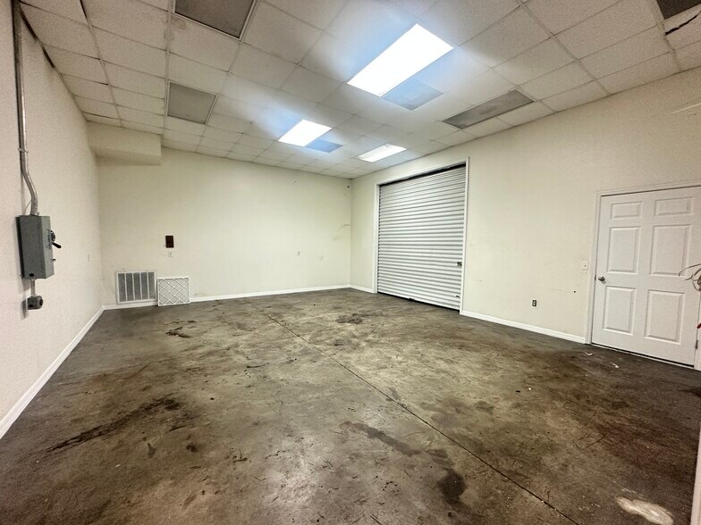 More Photos Of 3876 Bengert St, Orlando Warehouse For Lease