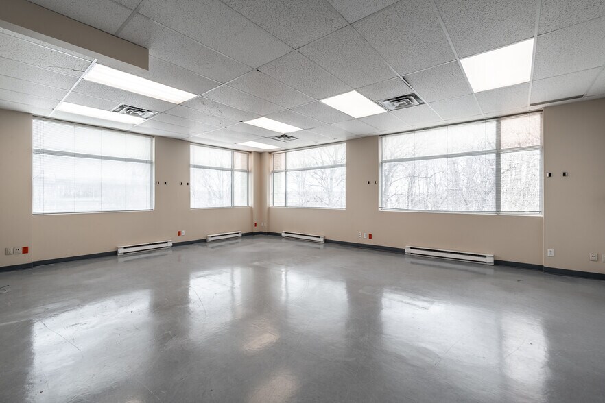 More Photos Of 13200 Boul Métropolitain E, Montréal Office For Sale